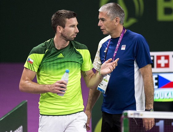 eský badmintonista Petr Koukal (vlevo) hovoí s trenérem a svým otcem Petrem...