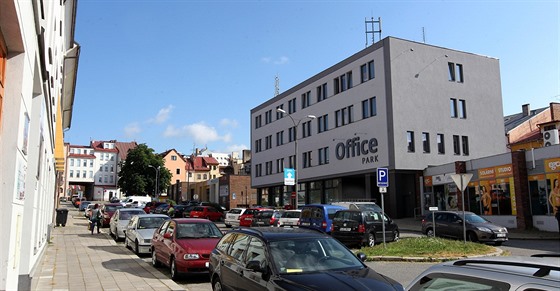 Opravená budova Snahy v centru Jihlavy. Modrá skla socialistického stavitelství...