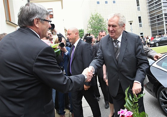 Prezident Miloš Zeman dorazil na Vysočinu. V sídle krajského úřadu v Jihlavě se...