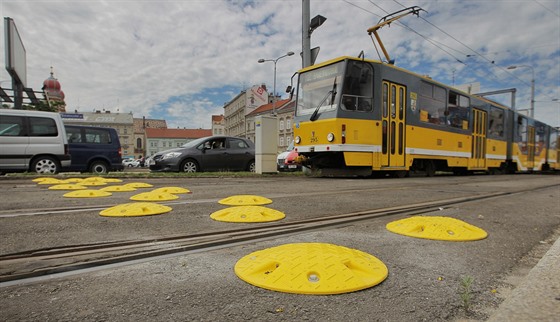 Reflexní boule mají upozornit idie jet na vyasfaltované ásti trati, e po...