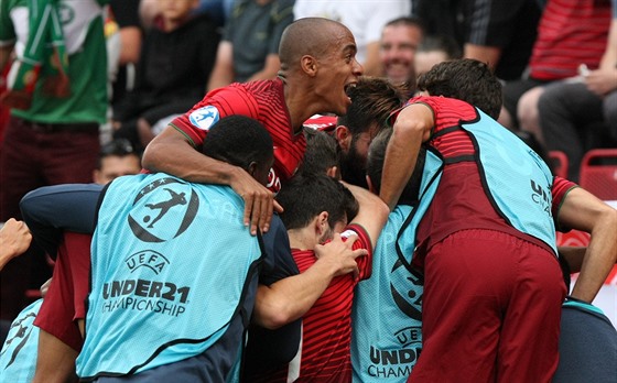 Portugaltí fotbalisté se radují z pátého gólu v nmecké brance.