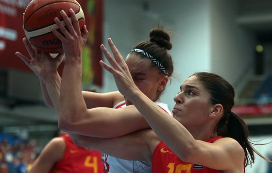 Souboj bloruské basketbalistky Tatsiany Lichartoviové s Martou Xargayovou ze...