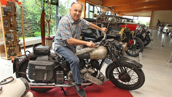 Majitel nedávno oteveného muzea Jaroslav erý na motocyklu Brough Superior SS...