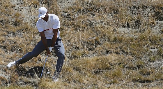 Tiger Woods se trápí na US Open, v Chambers Bay se do tetího kola nedostal.