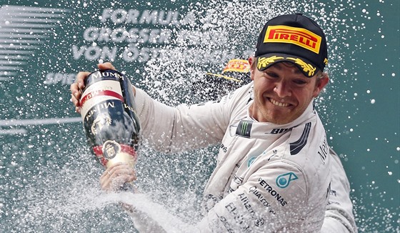 Nico Rosberg oslavuje svj triumf ve Velké cen Rakouska formule 1.