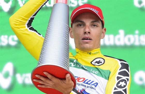 Simon pilak s trofej pro vtze etapovho zvodu Kolem vcarska.