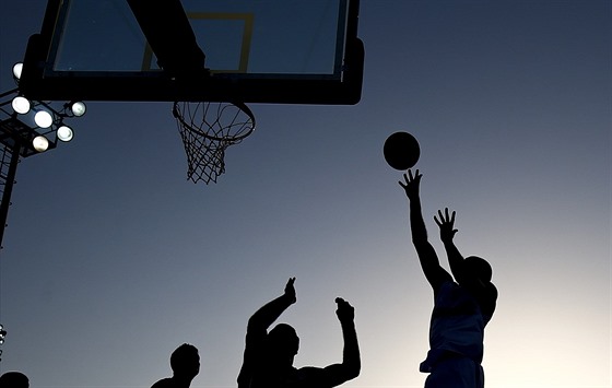 Momentka ze zápasu Evropských her v basketbale 3x3 mezi Ázerbájdánem a eskem.