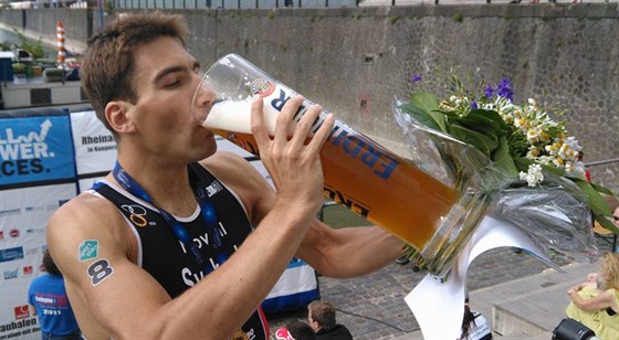 Tomá Svoboda oslavuje titul mistra Evropy v aquathlonu.
