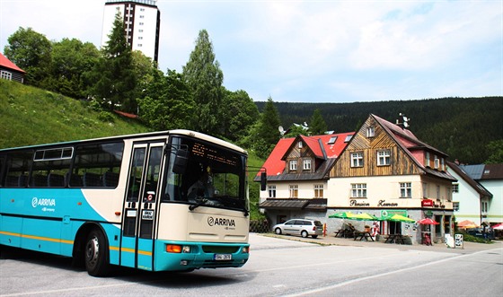 Souasné autobusové nádraí v Peci pod Snkou.