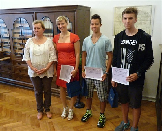 Zachráncům poděkovala radní pro školství Alena Losová (zcela vlevo).