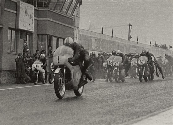 Mike Hailwood v roce 1966 zaznamenal hattrick.