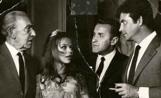 V roce 1964 se ve Varech sešli (zprava) herec Pierre Brice, tehdejší ředitel...
