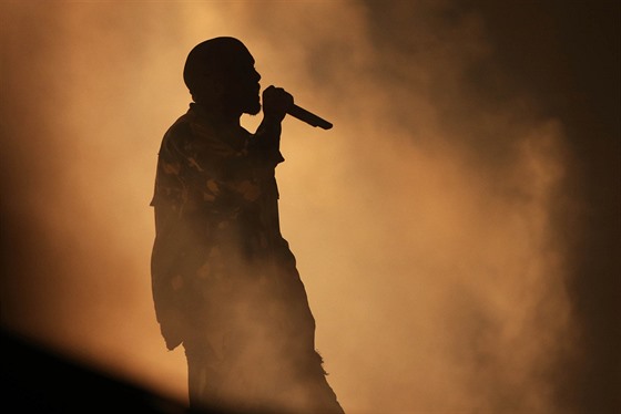 Kanye West vystoupil na Glastonbury jako hlavní hvězda sobotního večera (27....