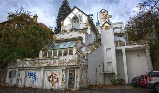 Hotel Vaní�ek v Praze 5 se stal domovem bezdomovc�.