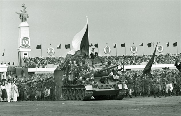 Na první spartakiádu přijeli na Strahov vojáci na tancích. Jeden ročník raději komunisté zrušili