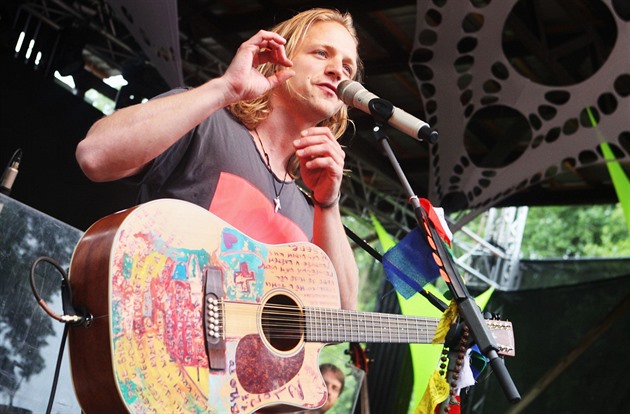 Tomá Klus poktil ve Svojicích na Pardubicku své nové album s názvem Anat...