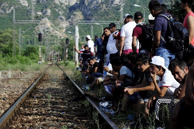Migranti na nádra�í v makedonském m�st� Demir Kapia (20. �ervna 2015)