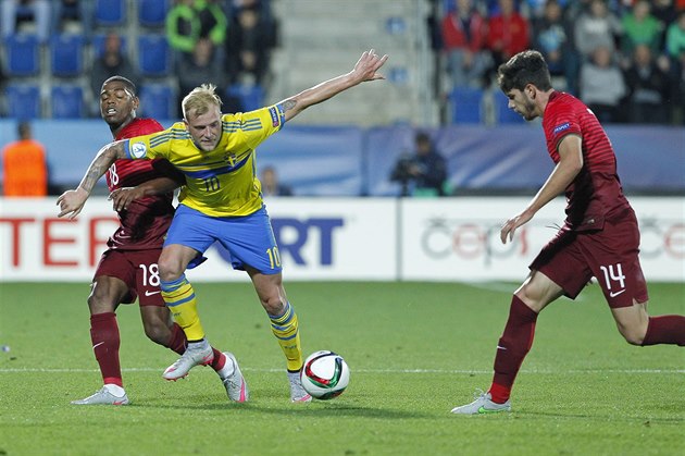 S portugalskou obranou se pere hv�zda �védského výb�ru John Guidetti.