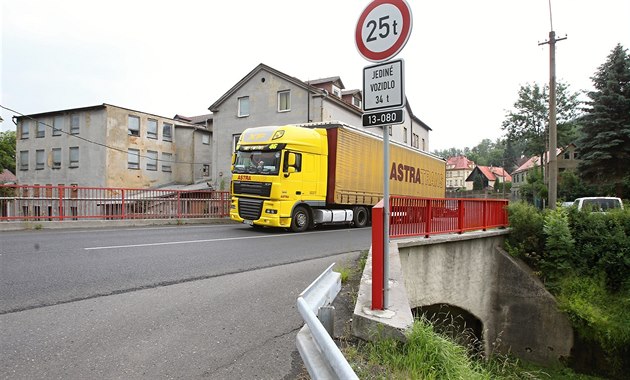 Vjezd na mosty v Jílovém byl omezený hmotností, �idi�i kamion� se o tom ale...