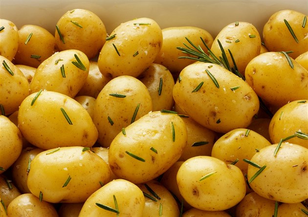 Chu� raných brambor nejlépe vynikne s máslem, solí a bylinkami.
