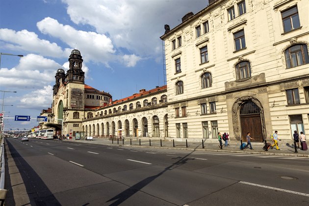 Chátrající budova pra�ského Hlavního nádra�í na snímku ze srpna 2014