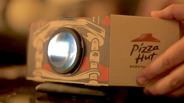 Tuto krabici od pizzy nevyhazujte. Je to převlečená promítačka filmů -  iDNES.cz