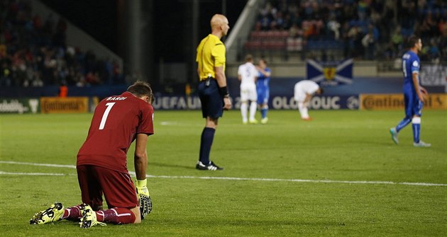 ZKLAMANÝ NA KOLENOU. Branká� italské fotbalové reprezentace do 21 let Francesco...
