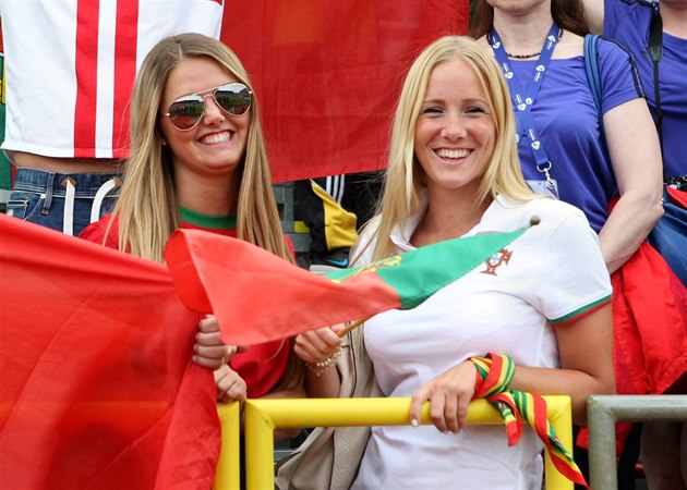 Portugalské fanynky se usmívaly. Jejich tým semifinále Eura do 21 suverénn� ovládl.