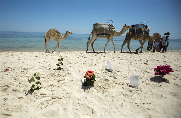 Lidé na plá� v Sousse nosí kv�tiny (28. �ervna 2015).