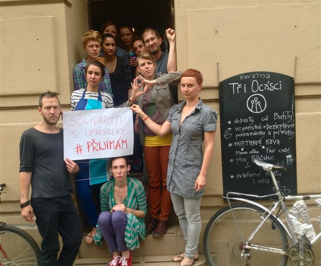 Chuligánm se nelíbilo, e kavárna Ti Ocásci vyjádila solidaritu uprchlíkm.