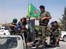 Kurdtí bojovníci ve mst Ajn Ísá na severu Sýrie (23. ervna 2015)