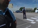 Francouzská policie na míst útoku na továrnu ve mst Saint-Quentin-Fallavier...