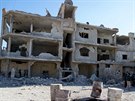 Obyvatelé Dary zkoumají poniené domy, které podle nich zniily nálety syrského...