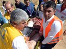 Turetí záchranái pomáhají zrannému mui ze syrského Kobani (25. ervna 2015).