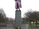 Neznámí vandalové pokodili sochu marála Konva na námstí Interbrigády v...