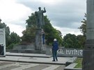 Odstraování graffiti z pomníku marála Konva v praských Dejvicích (23.6.2015)
