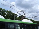 Elektrobus SOR EBN 11 pod nabíjecí trolejí v zastávce elivského (25.6.2015)