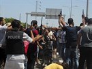 Tuniská policie ukliduje dav lidí, kteí prchají ped stelbou na plái ve...