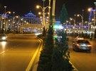 Centrum nočního Ašchabadu, hlavního města Turkmenistánu, hýří neony.