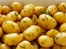 Chu raných brambor nejlépe vynikne s máslem, solí a bylinkami.