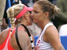 Karolína Plíková (vpravo) po vyhraném semifinále v Birminghamu pijímá...