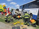 Pi nehod u Vendolí na Svitavsku byla pední ást auta srolovaná pod autobusem.