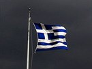 ecká vlajka vrcholku Akropole v Aténách (ilustraní snímek)