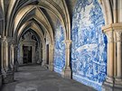 Modrobílá mozaika z typických keramických dladic azulejos je v Portu a okolí k...
