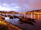 Na ece Douro se udrela tradiní doprava sud s vínem na devných lodích.