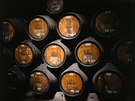 Portské víno zraje v dubových sudech po dobu nejmén tí let.