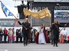 V ele prvodu la svatá Barbora doprovázena vlajkonoi s vlajkou Havíova...