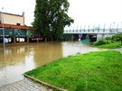 Vltavská voda se kvli nefunkním kovovým hradidlm dostala do modanské ulice...