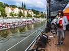 Moderátor a reisér Jakub Kohák na zakotvené lodi s koncertním pódiem po tvrté...