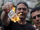 Demonstranti v Athénách pálí euro (28. ervna 2015).